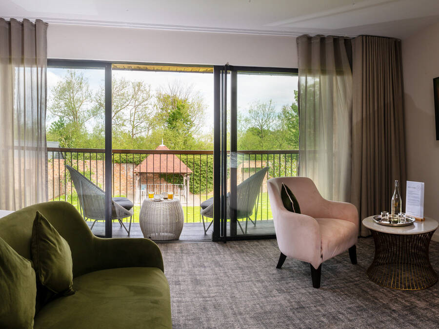 Hatherley Manor 240 bedroom showing the balcony