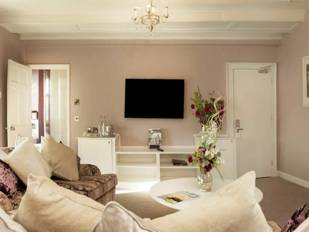 Deluxe-Bedroom-232-4_a8d86b172adbbb98073187591f48cb23