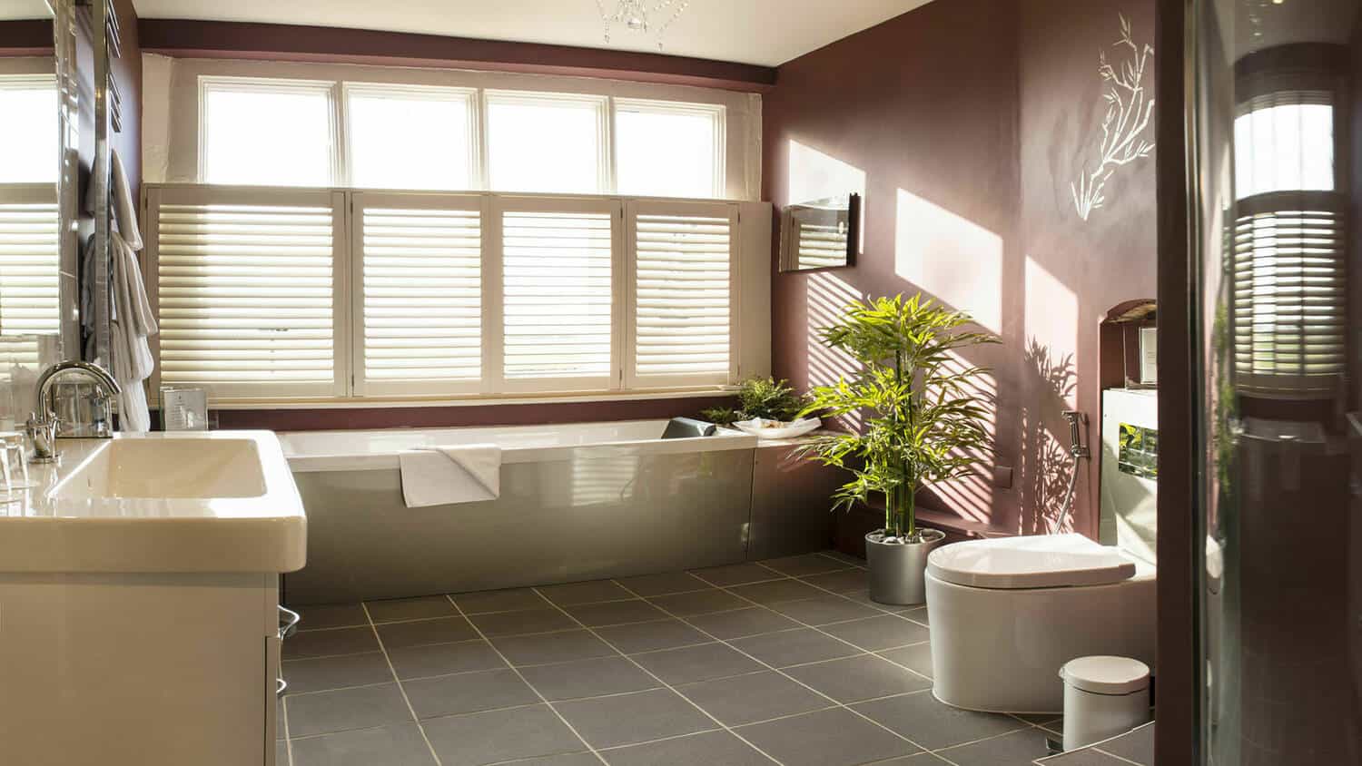 Deluxe-Bedroom-232-Bathroom_4253067f5b8ac2d7add91e156a4d5cde