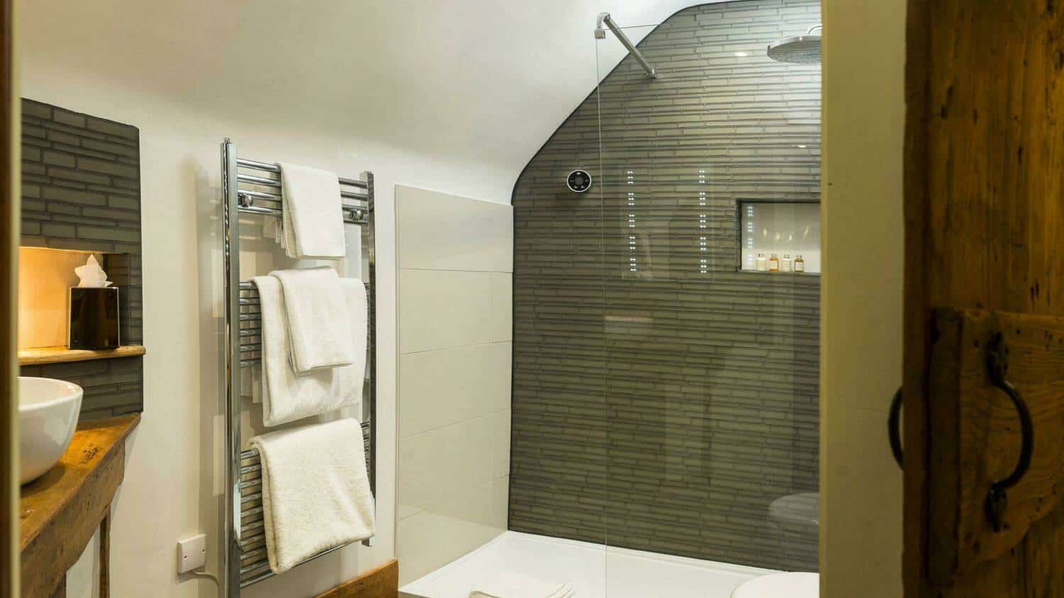 Swallows-Bathroom_4253067f5b8ac2d7add91e156a4d5cde