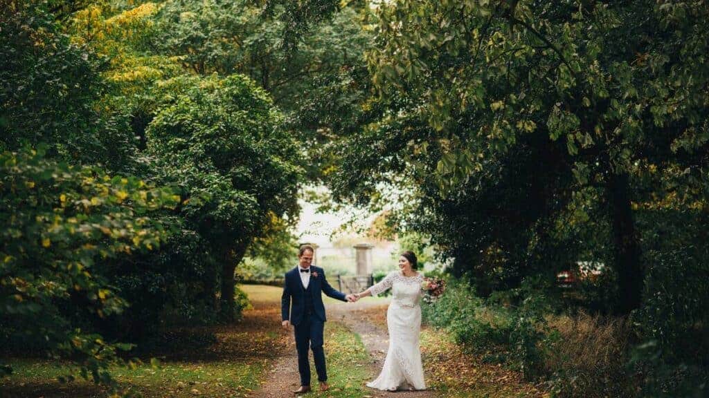 wedding-couple-outside